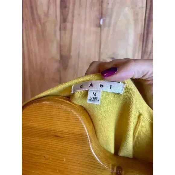 Cabi V-Neck Lightweight Fitted Mustard Yellow Knit Sweater Women's Size M - Picture 4 of 9